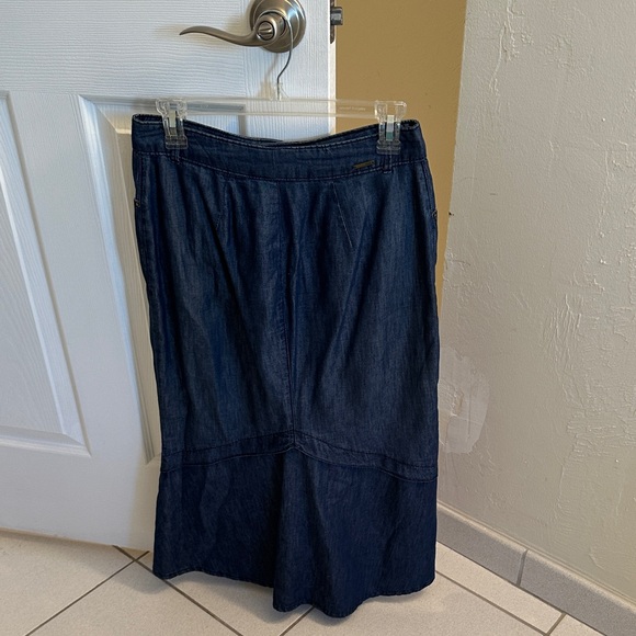 Chic Denim Midi Skirt - Picture 2 of 2